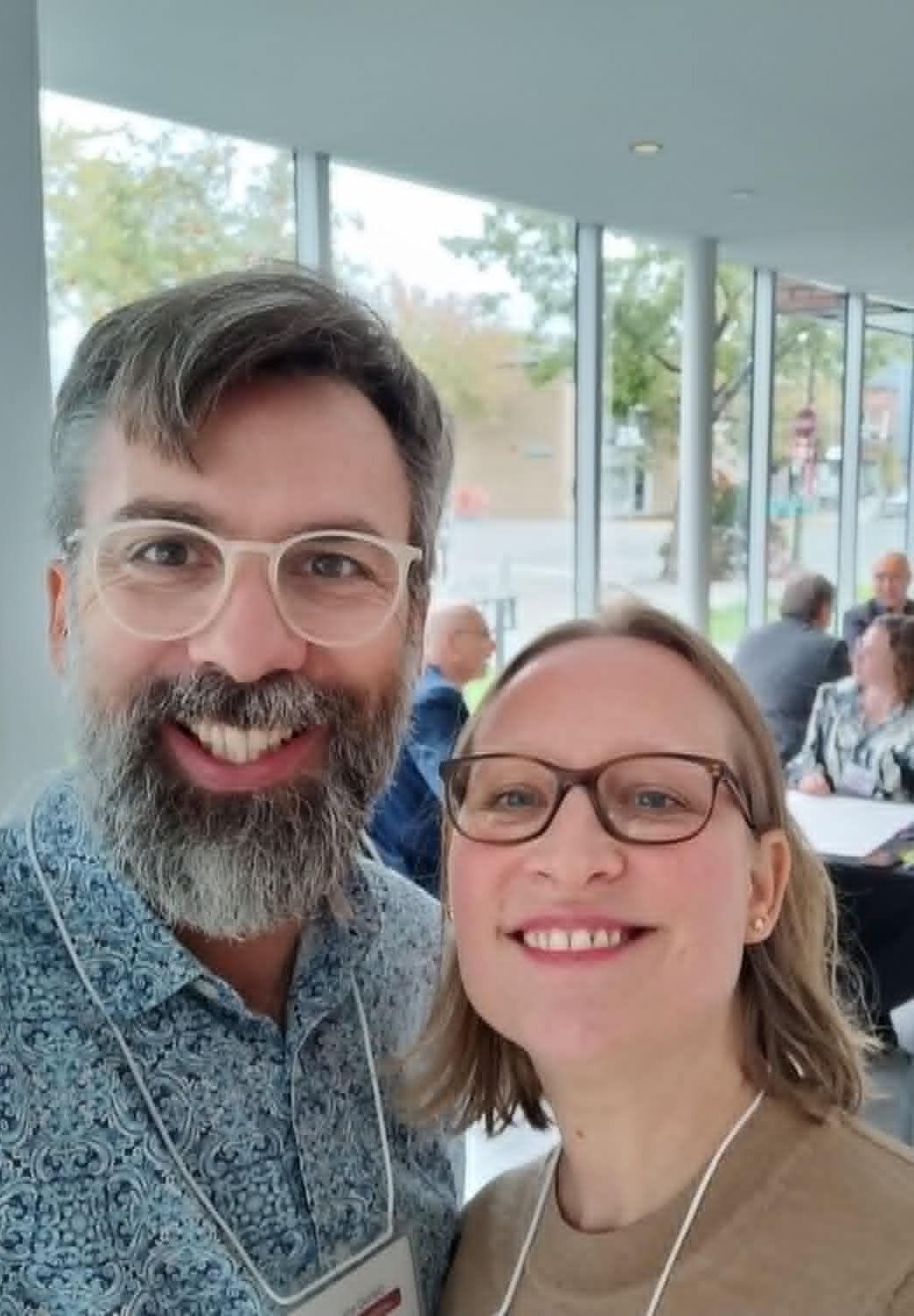 Main tenant une ampoule