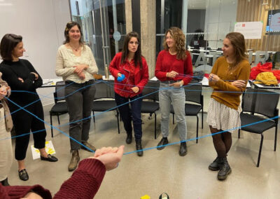 Personnes en cercle, reliées par un fil durant une retraite stratégique