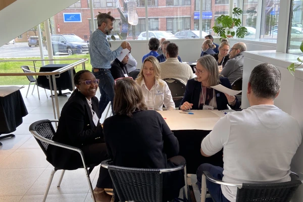 Groupes de personnes à table pendant un atelier